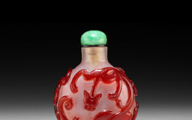 A RED OVERLAY TRANSPARENT GLASS 'CHILONG' SNUFF BOTTLE