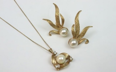 14K PEARL PENDANT ON CHAIN AND A PAIR OF EARRINGS