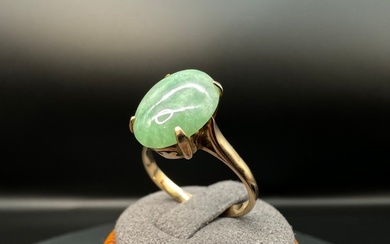 14ct Yellow Gold Oval Cabochon Jade Ring Size S Weight 4.4g