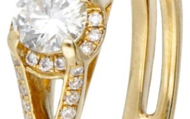 18 kt. Geelgouden shoulder ring bezet met ca. 0.58 ct. diamant.