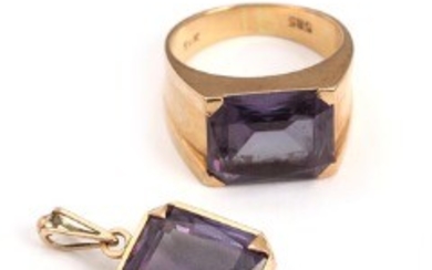 1918/1108 - Sv. Kjeldal a.o.: Pendant and ring set with faceted synthetic sapphires, mounted in 14k gold. Ring size 55. Weight app. 11.5 g. (2)