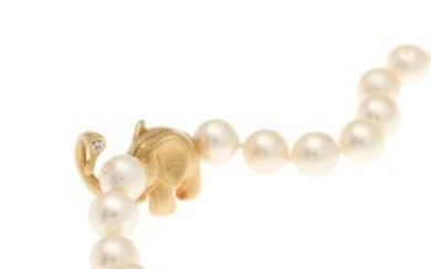 1927/1108 - Ole Lynggaard: An Elephant clasp set with a brilliant-cut diamond, mounted in 18k gold. And a pearl necklace of numerous cultured pearls. Total l. 46 cm. (2)
