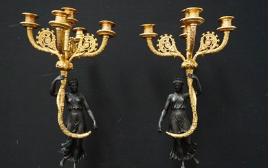 2 Beaux chandeliers en bronze de style Empire - Tenu par une jeune femme -...
