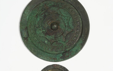 2 miroirs circulaires en bronze, Chine, dynastie Han, diam. 9 cm et 17,5 cm