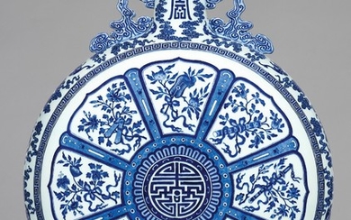 A MAGNIFICENT AND EXTREMELY RARE LARGE BLUE AND WHITE 'ANBAXIAN' MOONFLASK SEAL MARK AND PERIOD OF QIANLONG