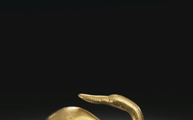 A VERY FINE AND RARE GOLD 'GOOSE' GARMENT HOOK, LATE WARRING STATES PERIOD-WESTERN HAN DYNASTY, 3RD-2ND CENTURY BC