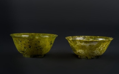 Arte Cinese A pair of spinach jade cups China, early