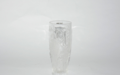 Lalique, Francia , Bicchiere in vetro soffiato in stampo con decori a rilievo raffiguranti putti alati e fiori. Sec XX. Firmato a punta...