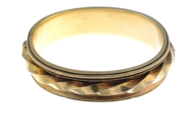A late Victorian 18ct gold hinged bangle.