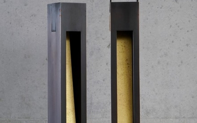 Paire de lampes à poser et/ou portative, Spessorina, par Mario Nanni, édition Viabizzuno, le corps en bronze patiné et doré, 35x5x6 cm