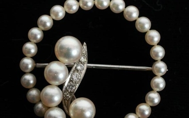 A 14k Gold Pearl and Diamond Circle Pin