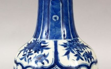 A 19TH CENTURY CHINESE BLUE & WHITE PORCELAIN VASE, the
