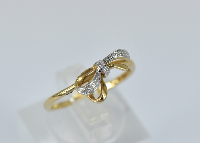A 9ct YELLOW GOLD RING