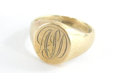 A 9ct gold gentleman's signet ring, with oval shield...