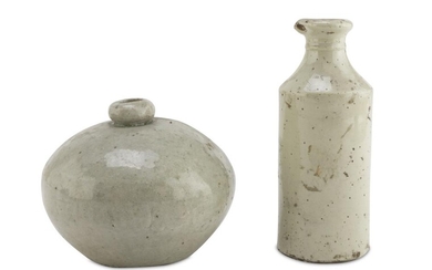 A CHINESE CERAMIC BOTTLE AND JAR. 19TH CENTURY.