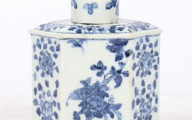 A CHINESE PORCELAIN TEA CADDY, 20TH CENTURY.