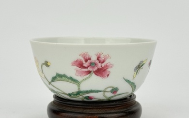 A Chinese Famille Rose cup, 17TH/18TH Century Pr. Size:(H3....