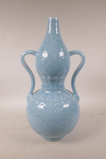 A Chinese blue glazed porcelain double gourd vase with two h...
