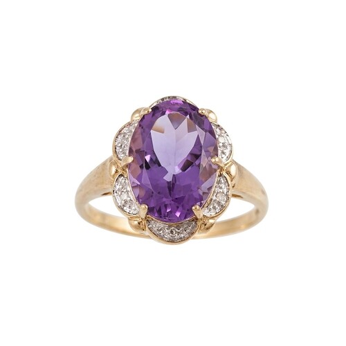 A DIAMOND AND AMETHYST CLUSTER RING, the oval amethyst to di...