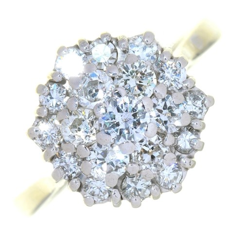 A DIAMOND CLUSTER RING IN WHITE GOLD, MARKED 18CT, 5.8G, SIZ...