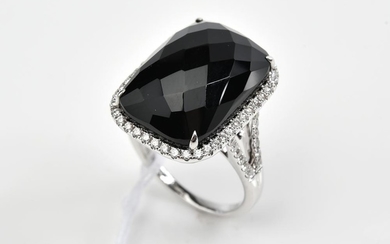 A FACETED ONYX AND DIAMOND RING IN 18CT WHITE GOLD, ONYX TOTALLING TOTAL 12.16CTS, APPROXIMATE TOTAL DIAMOND WEIGHT 0.47CTS