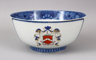A FINE 18TH CENTURY CHINESE QIANLONG ARMORIAL PORCELAIN
