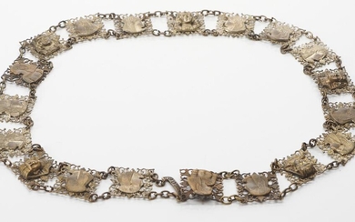 A FRENCH EGYPTIAN REVIVAL BELT WITH EMBOSSED PLAQUES AND CHAIN IN GILT METAL, TOTAL LENGTH 700MM