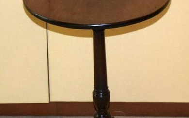 A GEORGE III MAHOGANY TABLE with circular top. 70 cm x