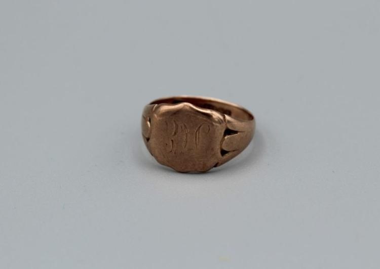 A Gentleman's 9ct rose gold signet ring, monogram rubbed. Birmingham...