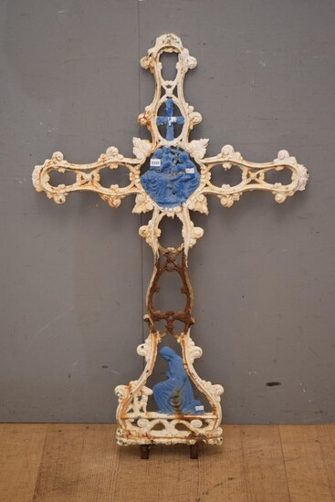 A LARGE 19TH CENTURY FRENCH CAST IRON CROSS WITH FAMILY GROUP IN CENTRE AND FIGURE TO BASE - BLUE HIGHLIGHTS (110H x 67W CM) (LEONAR...
