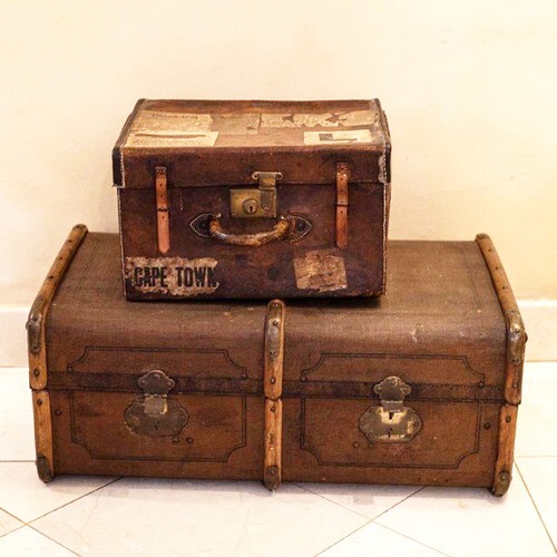 A LEATHER HAT BOX Hinged top, enclosing a compartment 27,5cm...