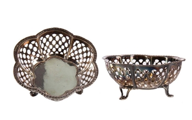 A PAIR OF GEORGE V SILVER BONBON DISHES AND AN ASHTRAY