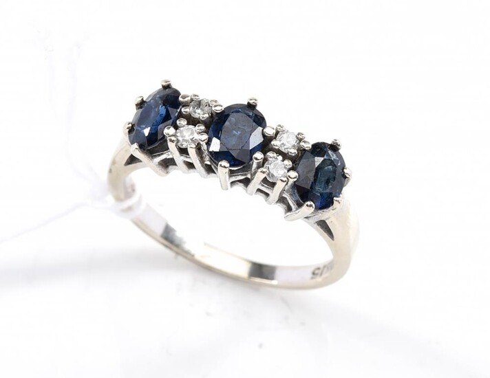 A SAPPHIRE AND DIAMOND RING IN 14CT WHITE GOLD, RING SIZE N, 3.5 GRAMS