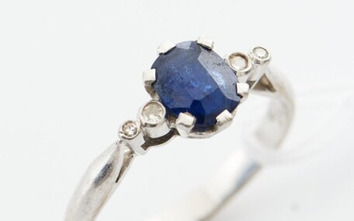 A SAPPHIRE AND DIAMOND RING IN 18CT WHITE GOLD, THE OVAL CUT BLUE SAPPHIRE WEIGHING APPROXIMATELY 0.85CT, SIZE O, 3.3GMS