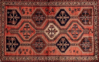 A Shiraz hand knotted wool rug, 4’2” x 6’9”