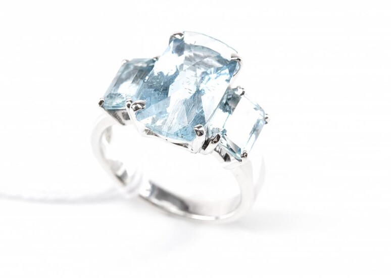 A THREE STONE AQUAMARINE RING IN 18CT GOLD, SIZE K, 5.3GMS