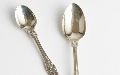 A VICTORIAN STERLING SILVER TEASPOON AND EGG SPOON, QUEEN'S PATTERN, LEONARD JOEL LOCAL DELIVERY SIZE: SMALL