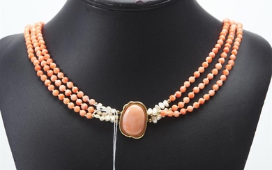 A VINTAGE TRIPLE STRAND OF CORAL BEADS, WITH FRESHWATER PEARLS DETAIL, TO A FITTING IN 14CT GOLD, (NO CLASP), OVERALL LENGTH 800MM