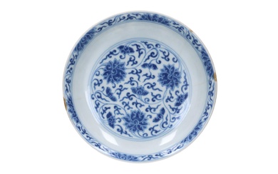 A blue and white porcelain dish, decorated with lotus slingers. Marked with 6-character mark. China, Qianlong. Diam. 15.5 cm.