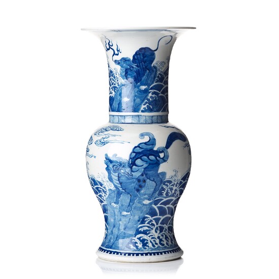 A blue and white vase, late Qing dynasty, 19th Century.