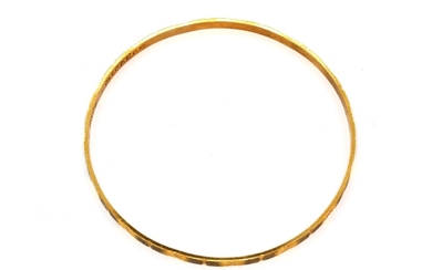 A hallmarked 9ct yellow gold bangle, Dia. 7cm. Engraving to inside.