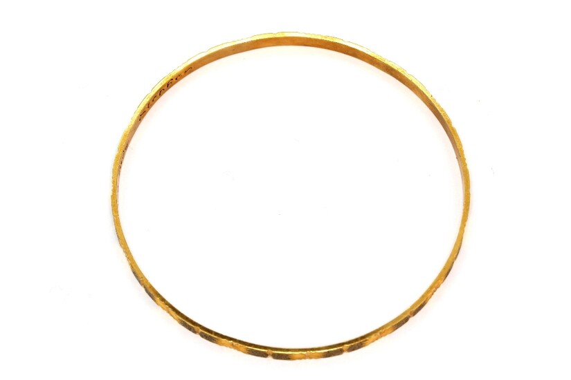 A hallmarked 9ct yellow gold bangle, Dia. 7cm. Engraving to inside.