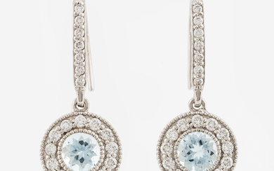 A pair of earrings in 18K white gold with aquamarines and round brilliant-cut diamonds