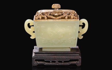 A small Chinese celadon-white jade coupe with cover and stand 青白玉帶