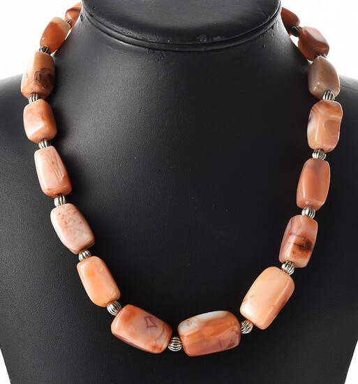 AN AGATE BEAD NECKLACE WITH SILVER SPACER BEADS, TO A MAGNETIC CLASP, TOTAL LENGTH 520MM