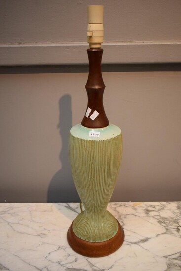 AN IMPRESSIVE 1950S AUSTRALIAN POTTERY AND WOODEN LAMP, MOST LIKELY MCLAREN (63 CM H)