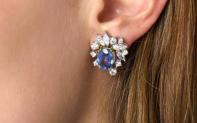 ANNEES 1960 CLIPS D'OREILLES SAPHIRS ET DIAMANTS Ear clips set with blue sapphires, diamonds, 18K white and yellow gold. Gross weigh...