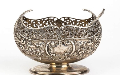 An English Edwardian sterling silver sugar basket - London 1904-1905,...
