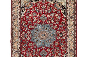 An Isfahan rug, Persia. Medallion design on a red field. Knotted with kork wool on silk warps. C. 1.1 mio. kn. pr. sqm. C. 1960. 157×106 cm.