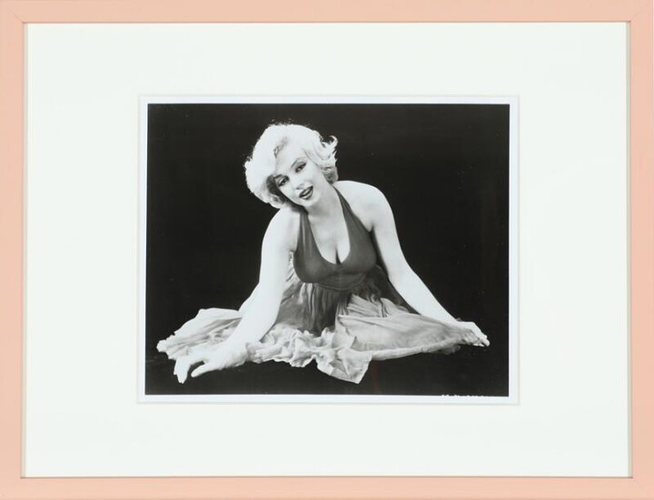 An original b/w still photograph of Marilyn Monroe (1926–1962). Year of manufacture ca. 1955. Pink coloured wooden frame with acid-free passe-partout. Visible size 20×24.5 cm. Frame size 32×42 cm.